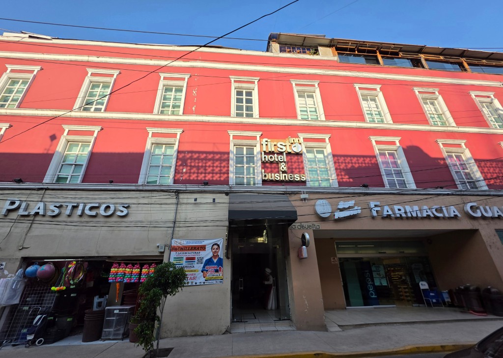 Fachada del Hotel First Inn en Texcoco